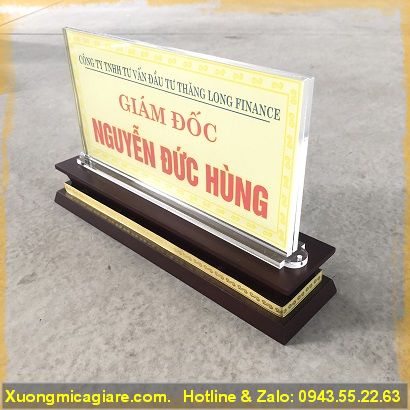 Biển chức danh mica đế gỗ để bàn