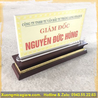 Biển tên mica đế gỗ tam cấp
