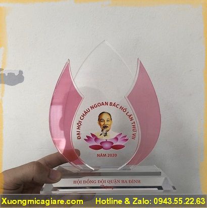 Biểu trưng mica cánh sen giá rẻ