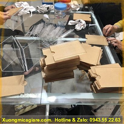 Làm Kệ mica giá rẻ để bàn