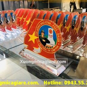Làm kỷ niệm chương mica số 40 năm giá rẻ