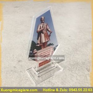 Mẫu kỷ niệm chương mica giá rẻ