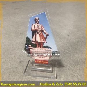 Biểu trưng mica giá rẻ