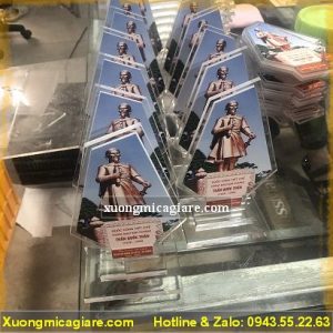 Nhận làm kỷ niệm chương mica theo yêu cầu