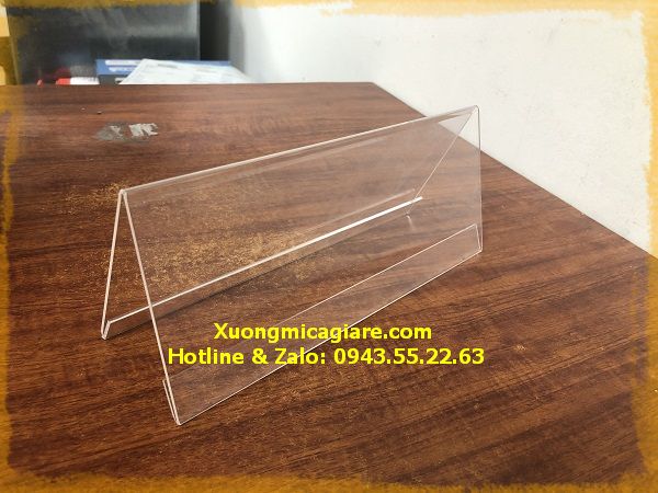 kệ chức danh mica chữ a