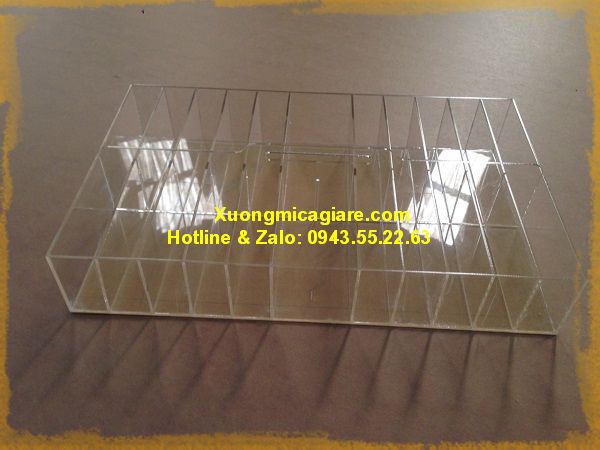 Khay mica đựng sản phẩm nhiều ngăn giá rẻ