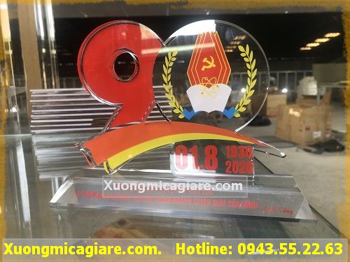 mẫu kỷ niệm chương mica sang trọng