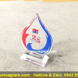 Biểu trưng mica giá rẻ