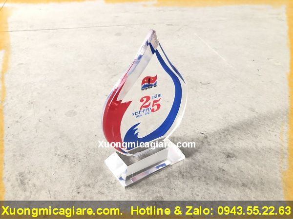 mẫu biểu trưng mica giá rẻ