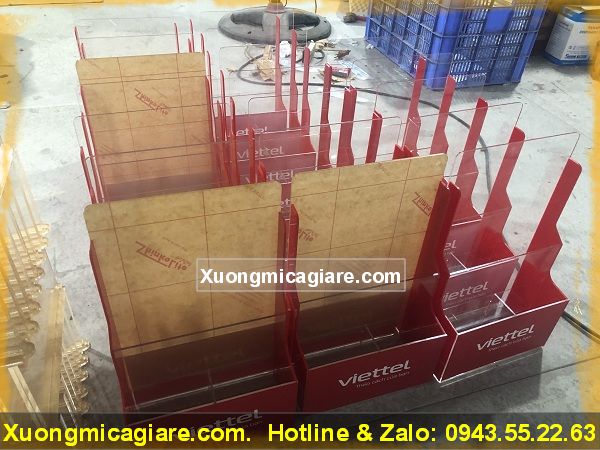 Địa chỉ làm kệ mica đựng tờ rơi 3 ngăn giá rẻ