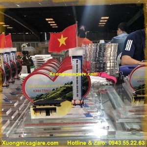 Kỷ niệm chương bằng mica giá rẻ
