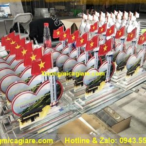 mẫu kỷ niệm chương bằng mica giá rẻ