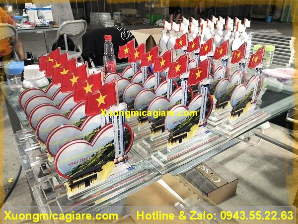 mẫu kỷ niệm chương bằng mica giá rẻ