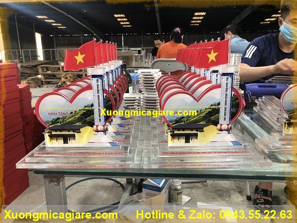 xưởng làm kỷ niệm chương, biểu trưng bằng mica