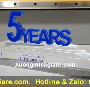 làm kỷ niệm chương mica giá rẻ