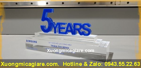 làm kỷ niệm chương mica giá rẻ