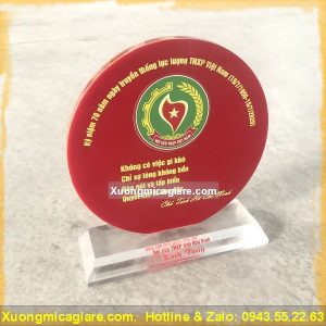 báo giá kỷ niệm chương mica hình tròn theo yêu cầu