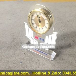 kỷ niệm chương mica mặt đồng hồ