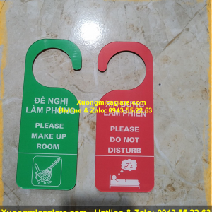 Thẻ mica treo cửa phòng khách sạn