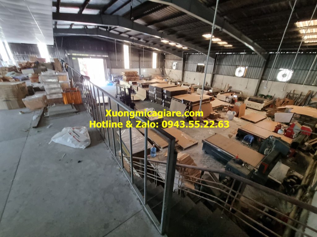 xưởng gia công biển chức danh mica tam giác để bàn