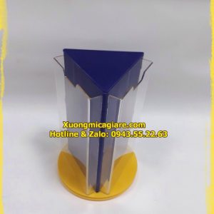 kệ menu mica tam giác 3 mặt xoay (1)