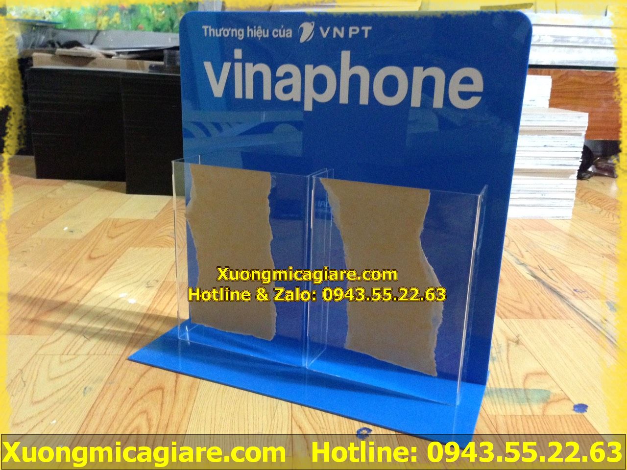 Kệ mica đựng tờ rơi để bàn