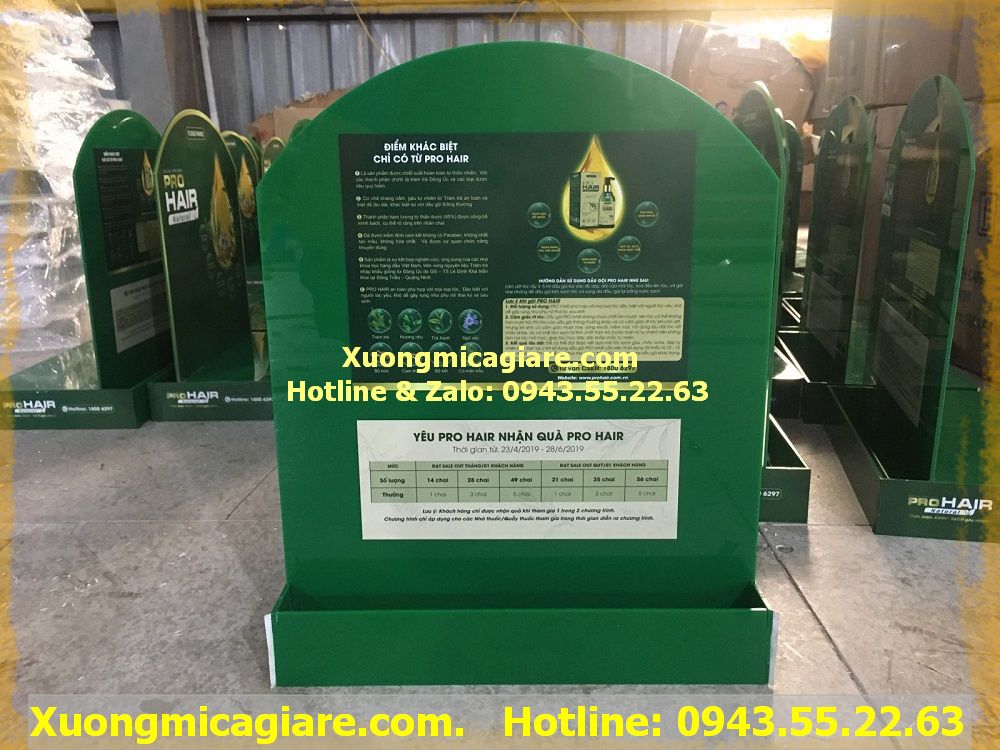 kệ mica trưng bày sản phẩm (1)