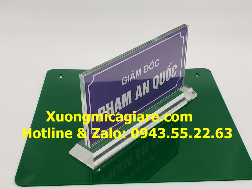 bảng chữ danh mica chữ T 10x20cm để ngược