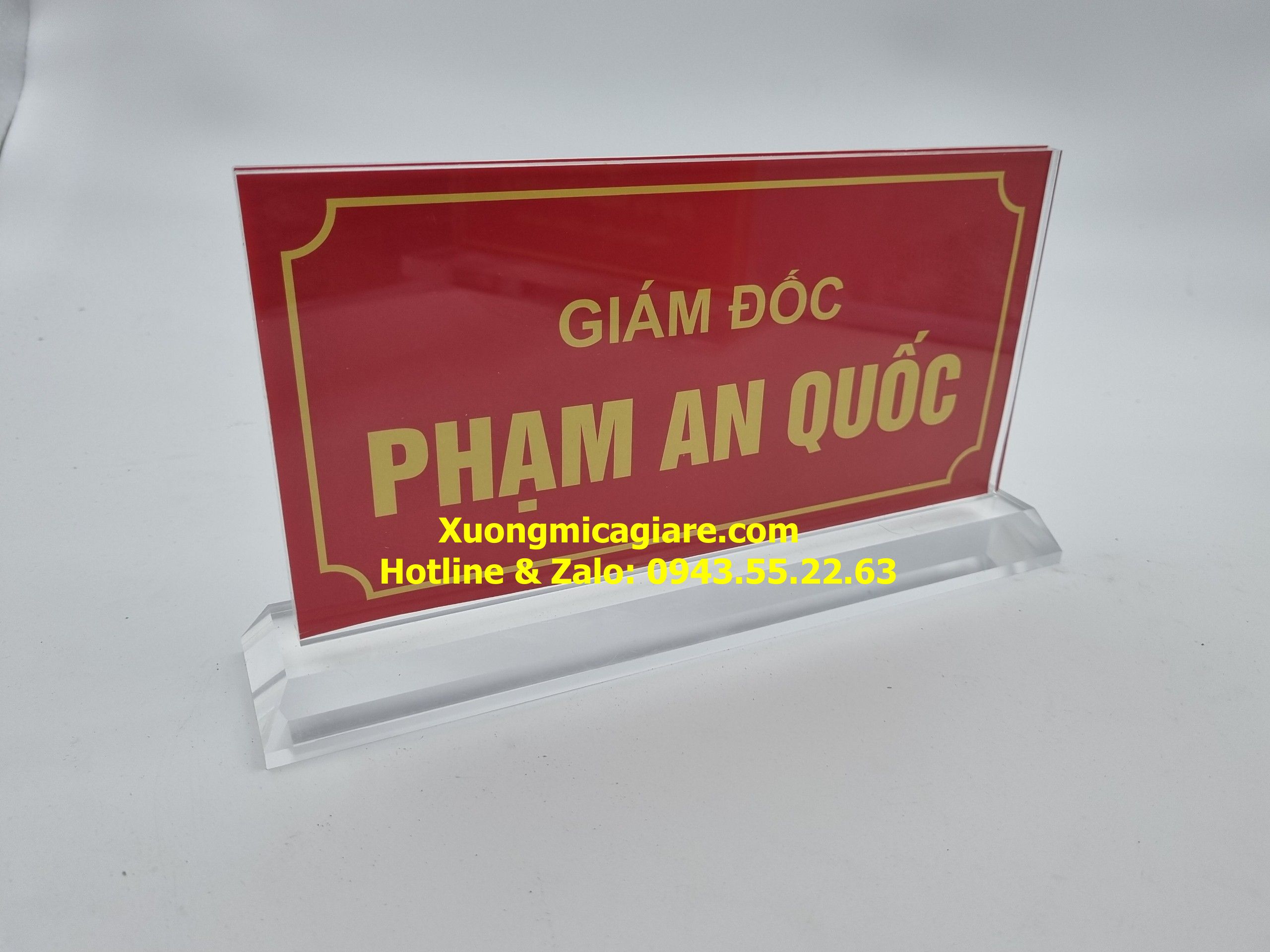 bien-chuc-danh-chu-T-nguoc (3) làm bảng chức danh mica chữ T ngược