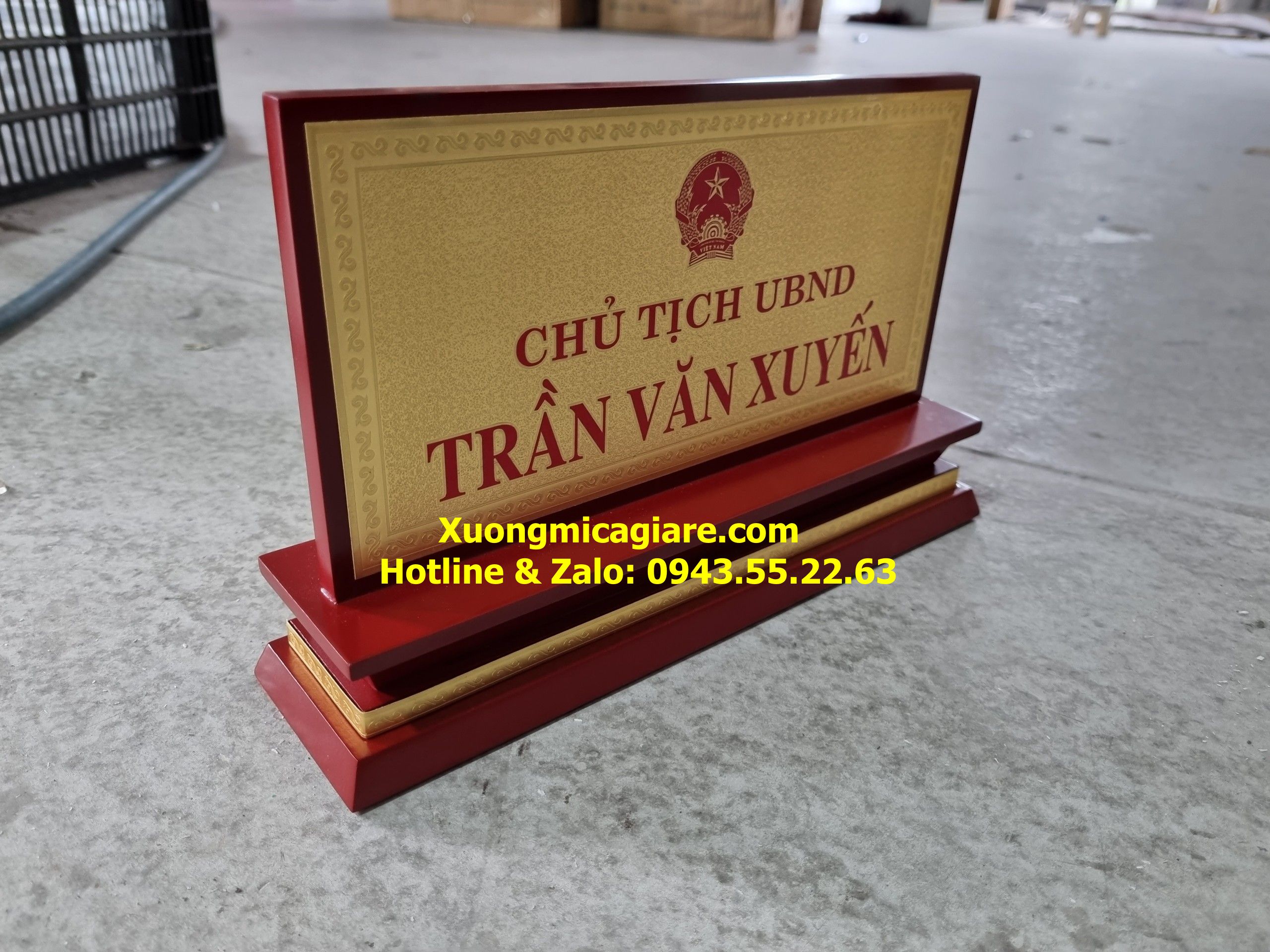 bien-chuc-danh-chu-T-nguoc (4) Biển chức danh gỗ đồng ăn mòn chữ T ngược