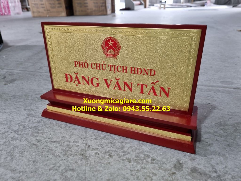 bảng chức danh chữ T gỗ đồng ăn mòn