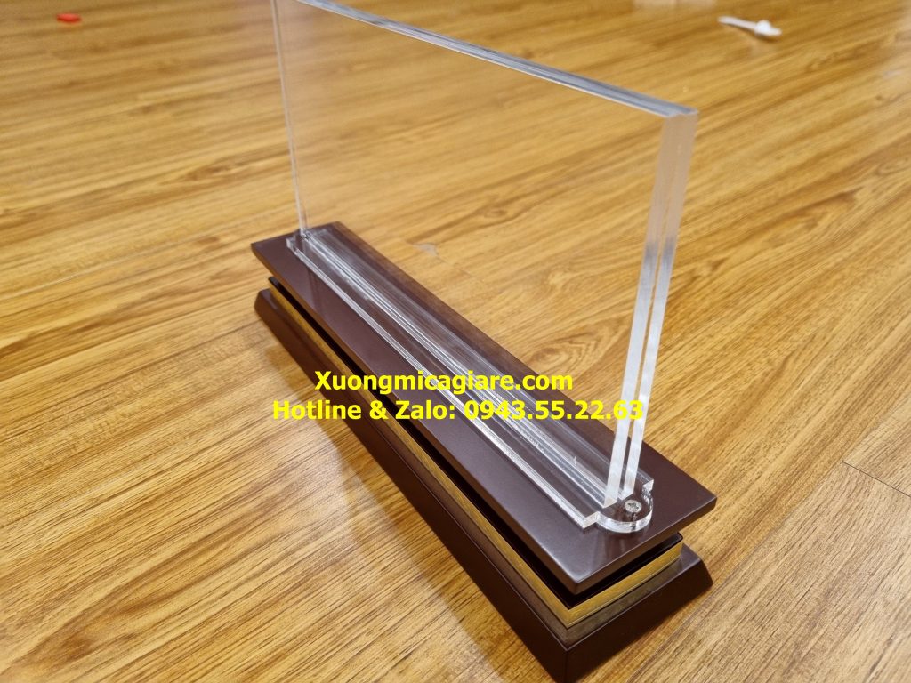 bảng chức danh gỗ mica chữ T để bàn