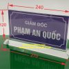 Kệ chức danh mica để bàn giá rẻ