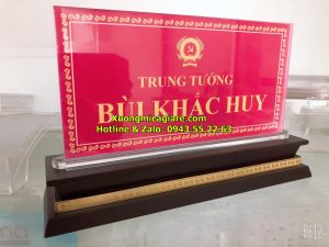 Biển Chức Danh Mica Đế Gỗ Tam Cấp Để Bàn