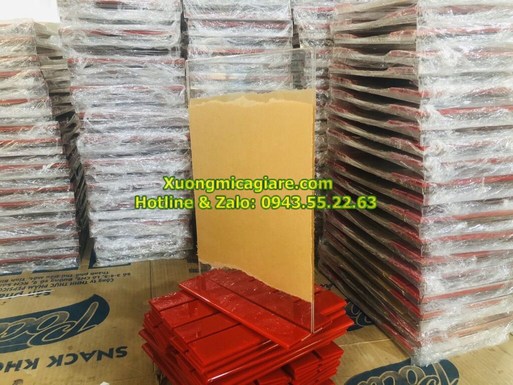Mẫu standee mica để bàn a4