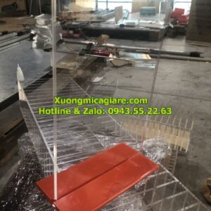 Standee mica chữ T để bàn