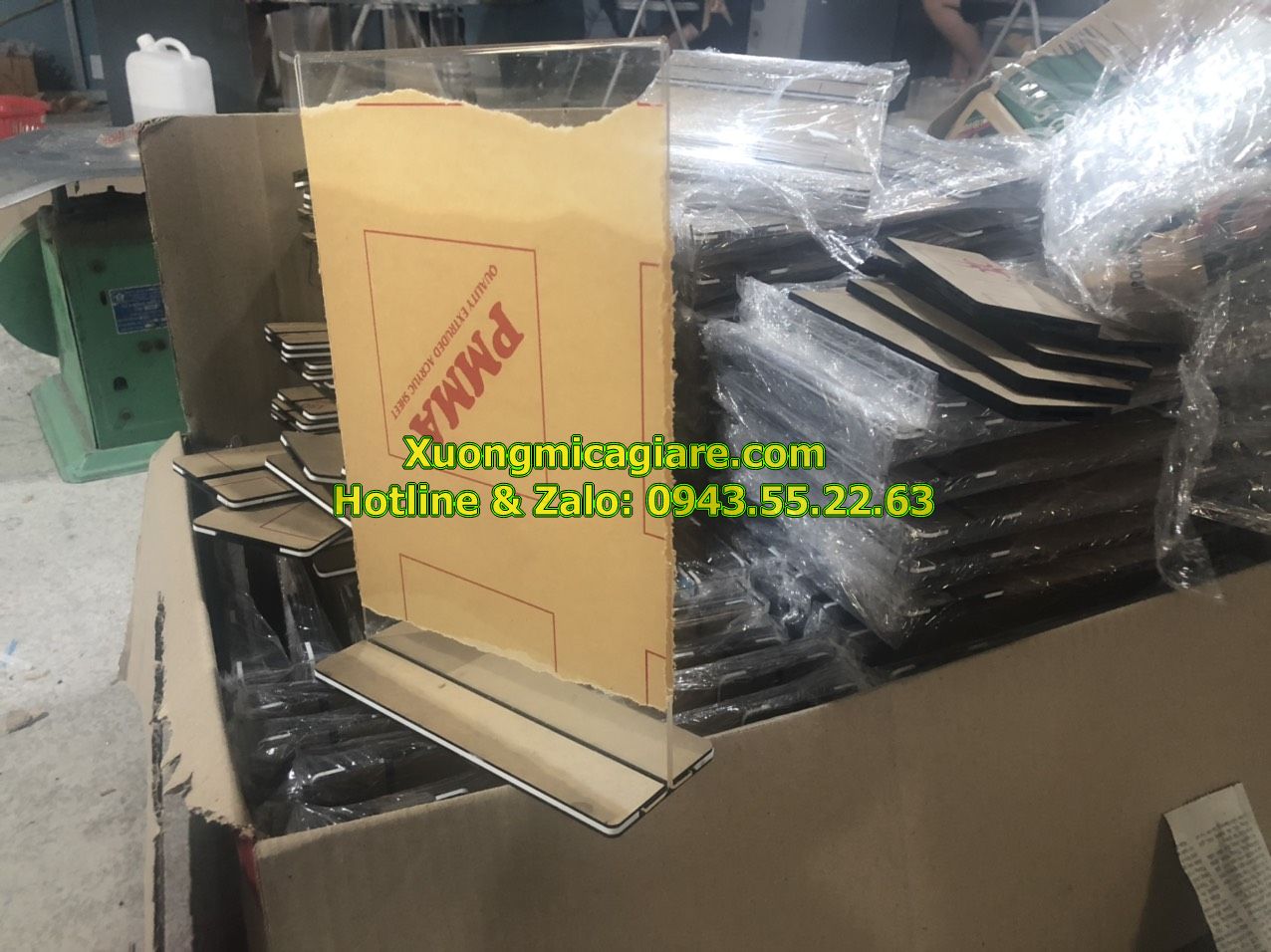 Standee-mica-de-ban-a4 (8) Standee a4 để bàn giá rẻ