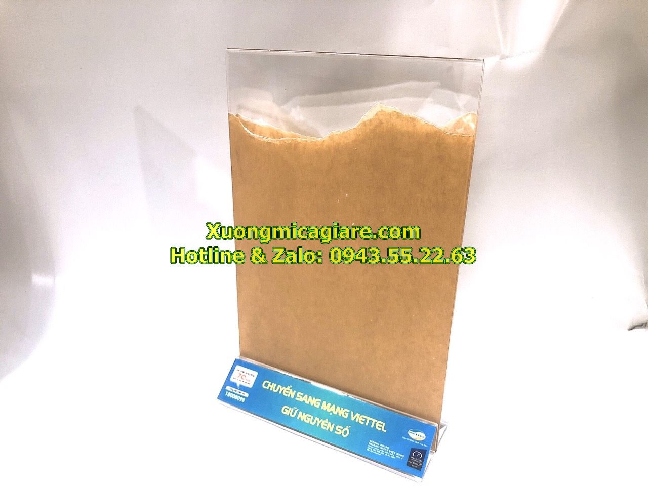 Standee-mica-de-ban-a4 (9) Standee mica a4 chân đế tam giác rời