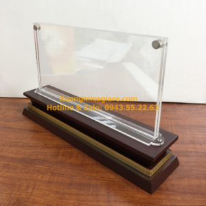 bảng chức danh mica đế gỗ mặt 5mm có ốc