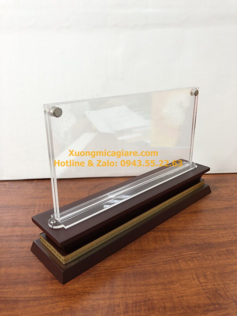 Biển chức danh mica đế gỗ để bàn mặt 5mm có ốc
