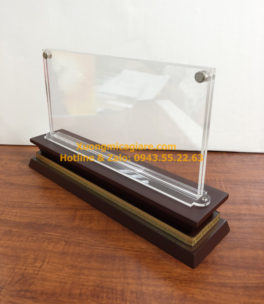 bảng chức danh mica đế gỗ mặt 5mm có ốc