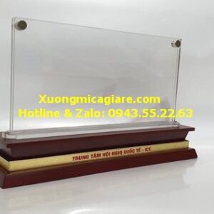 biển chức danh đế gỗ mặt 5mm có 2 ốc trên đầu