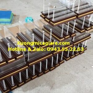mẫu bảng chức danh đế gỗ mặt 5mm có ốc giá rẻ