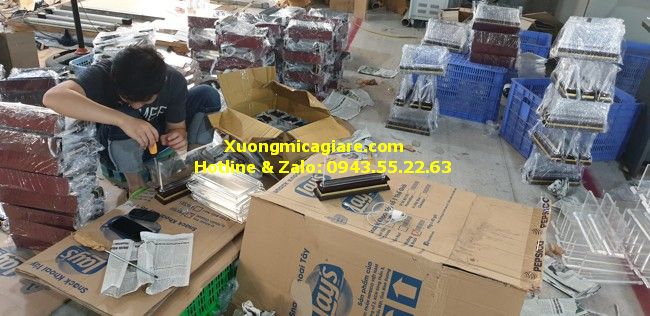 hình ảnh công nhân đang hoàn thiện biển chức danh đế gỗ mặt 5mm có ốc để bàn