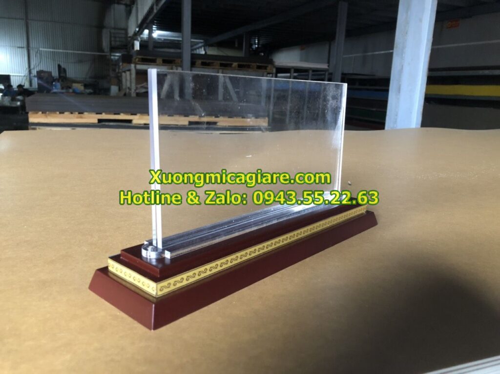 Biển chức danh mica đế gỗ 2 cấp để bàn