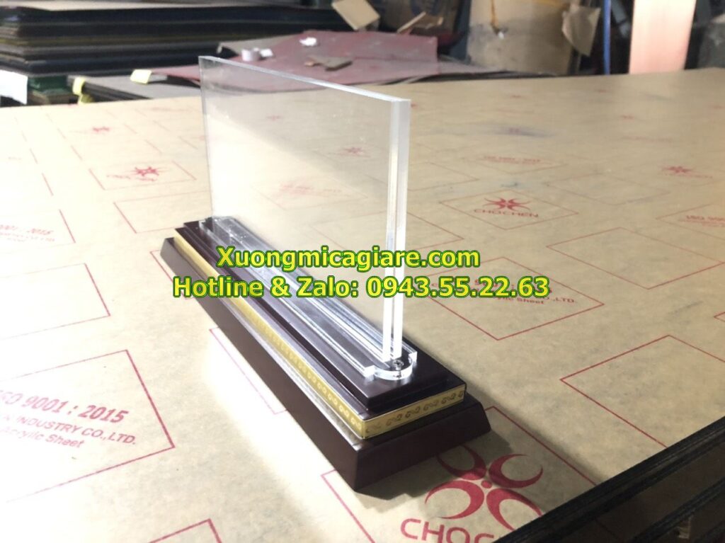 mẫu biển chức danh đế gỗ 2 cấp để bàn giá rẻ