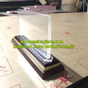 mẫu biển chức danh đế gỗ 2 cấp để bàn giá rẻ