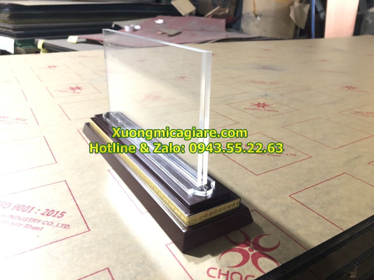 bien-chuc-danh-mica-de-go-2-cap-de-ban (2) mẫu biển chức danh đế gỗ 2 cấp để bàn giá rẻ