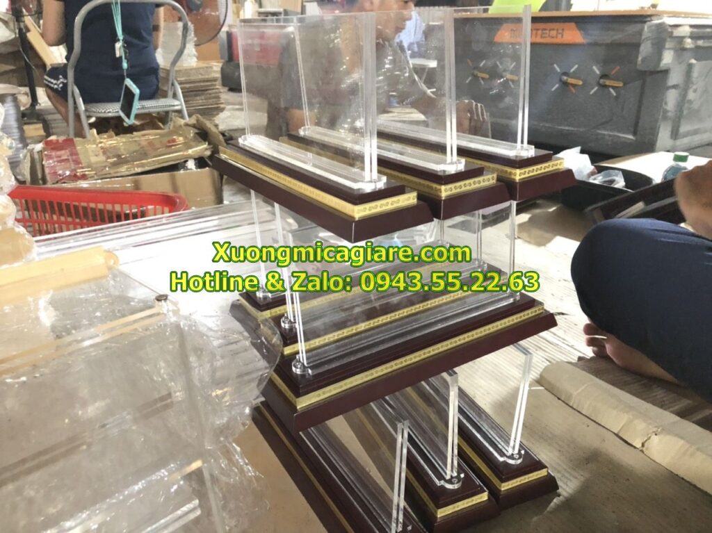 Biển chức danh mica đế gỗ
