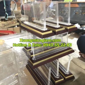 Biển chức danh mica đế gỗ